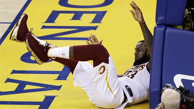 LeBron James z Clevelandu padl pod ko bhem druhho finle NBA.