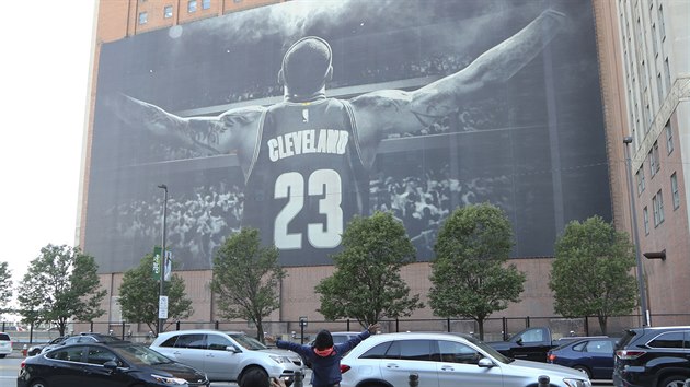 Fanoušci v Clevelandu se chystají na třetí finále NBA před obřím plakátem LeBrona Jamese.