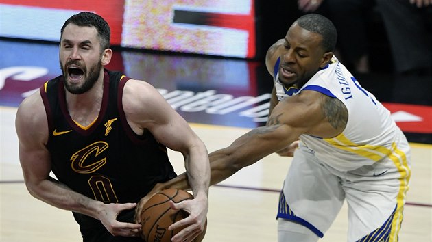 Kevin Love (vlevo) z Clevelandu pichz o m v souboji s Andrem Iguodalou z Golden State.