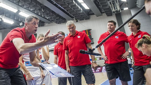 Trenr eskch basketbalistek tefan Svitek nen spokojen.