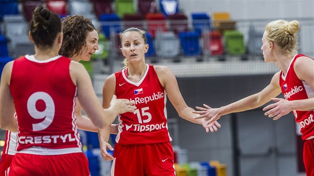 esk basketbalistky Lenka Bartkov, Tereza Peckov, Renata Pudlkov a Petra Zplatov (zleva) bhem zpasu s Chorvatskem.