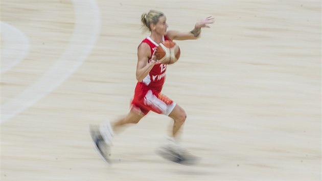 Česká basketbalistka Kateřina Bartoňová během zápasu s Chorvatskem.
