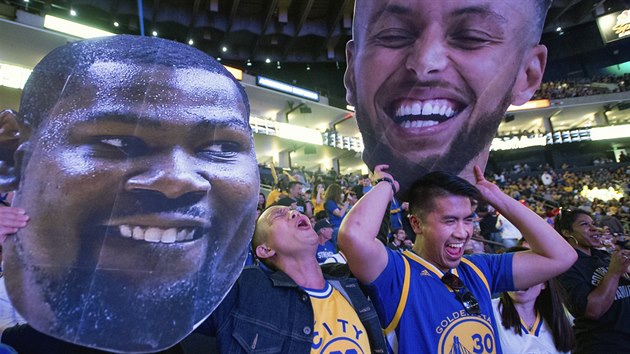 Fanoušci v Oaklandu oslavují další titul pro Golden State. Vzali si na to obří podobizny Kevina Duranta (vlevo) a Stephena Curryho.
