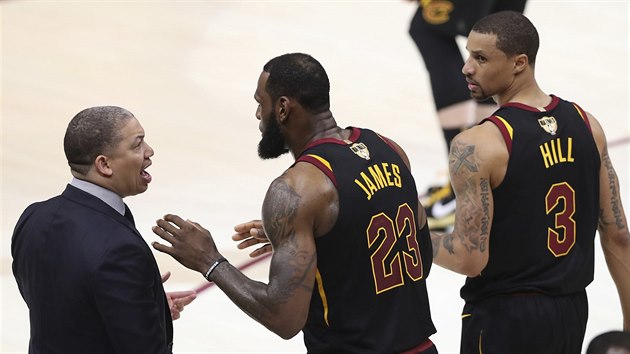 LeBron James (23) a George Hill (3) pijmaj pokyny od clevelandskho koue Tyronna Luea.