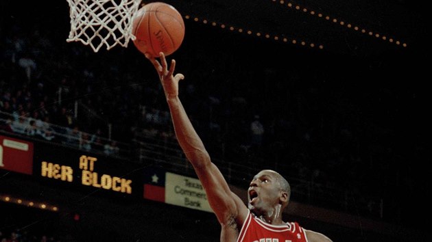 Rok 1991: Michael Jordan (23) z Chicago Bulls don m do koe.