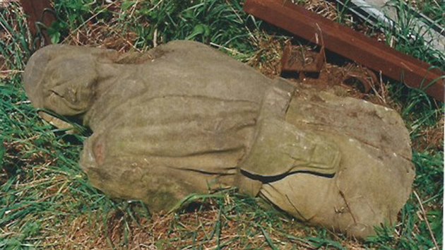 Vrchn dl sochy trubae v Teplicch nad Metuj po stren