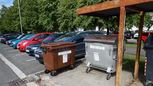 Hnědé kontejnery na bioodpad v Hradci Králové.