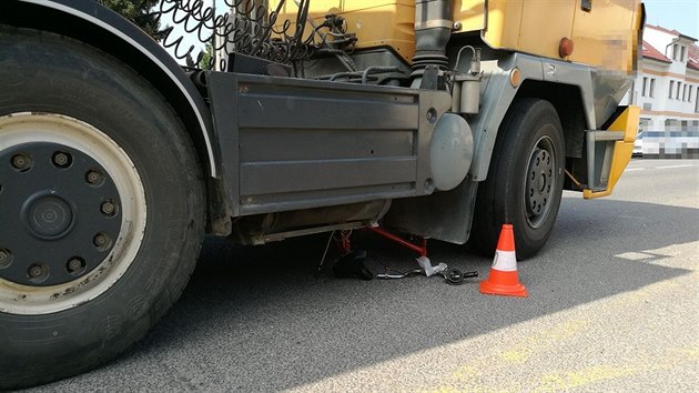 Nkladn vz v Hoicch srazil cyklistku.