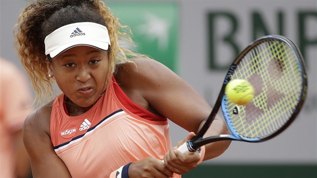 Japonsk tenistka Naomi sakaov trefuje mek ve tetm kole Roland Garros, v nm narazila na Amerianku Madison Keysovou.