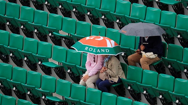 Déšť zkrápí antukové kurty v Paříži. Tenisový grandslam Roland Garros je přerušený.