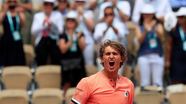 Nmeck tenista Alexander Zverev se raduje z postupu do tvrtfinle Roland Garros.