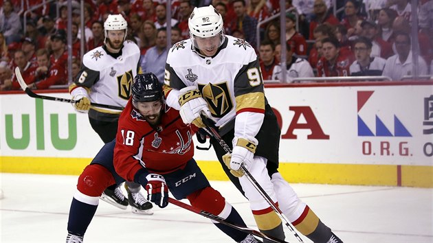 Washingtonský útočník Chandler Stephenson (v červeném) se snaží zastavit českého hokejistu Tomáše Noska z Vegas (vpravo) ve čtvrtém finále Stanley Cupu.