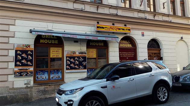Prodejna rychlého občerstvení v Hradci Králové. Stejný majitel má přes ulici bistro, kde se přiotrávily jídlem desítky lidí (7. 6. 2018).