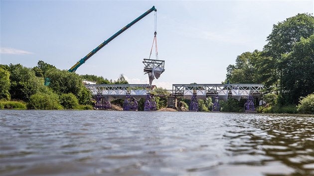 Firma rozebírá most Plukovníka Šrámka ve Svinarech v Hradci Králové (8. 6. 2018).