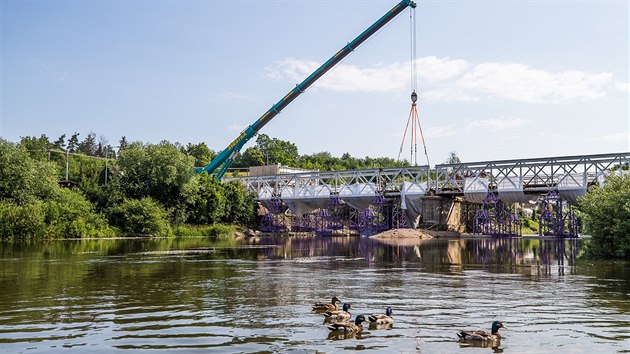 Firma rozebírá most Plukovníka Šrámka ve Svinarech v Hradci Králové (8. 6. 2018).