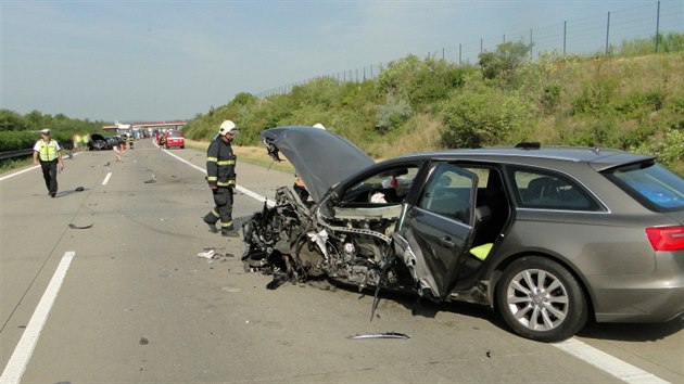 Na dlnici D11 u obce Klamo na Hradecku se eln stetla dv osobn auta.