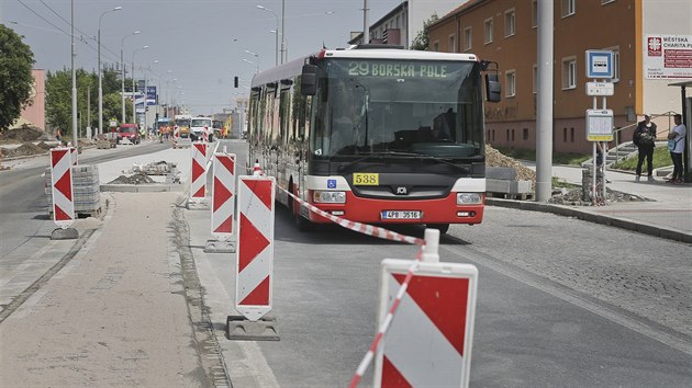 Dlouh ulice v Plzni se po rekonstrukci oteve pro vekerou dopravu. Ubylo zde jzdnch pruh, pibyla naopak parkovac msta. (30. 5. 2018)