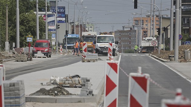 Dlouh ulice v Plzni se po rekonstrukci oteve pro vekerou dopravu. Ubylo zde jzdnch pruh, pibyla naopak parkovac msta. (30. 5. 2018)