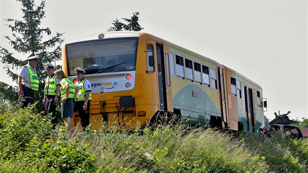 Na železničním přejezdu v Chrástu u Plzně se  srazil vlak s osobním vozidlem. Jeho řidič na místě zemřel.