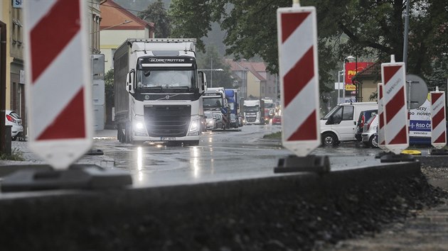 Dlouh kolony ve Stod na Plzesku. Ve mst se opravuje ti sta metr dlouh sek hlavn silnice. Vznikne zde i kruhov objezd. (24. 5. 2018)