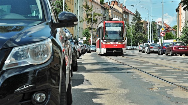 Silnice v Merhautov ulici v Brn je pln dr a nerovnost.