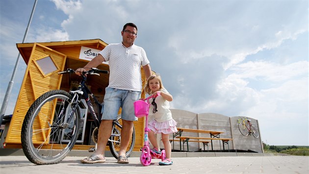 Majitel cyklobistra v Šatově Tomáš Malach s dcerou.