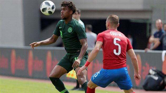 esk obrnce Vladimr Coufal sleduje, co s balonem vymysl nigerijsk hvzda Alex Iwobi.