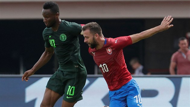 SOUBOJ DESTEK. Nigerijsk kapitn John Obi-Mikel a Josef Hubauer z eska se pedhnj v tom, kdo bude u balonu rychleji.