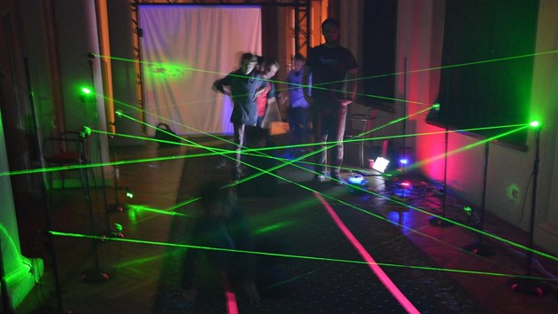Návšetníci veletrhu vědy si budou moci projít laserovým polem.