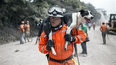 Záchranné práce v okolí sopky Volcán de Fuego (5. ervna 2018)
