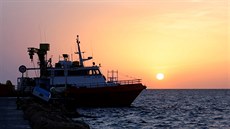 U břehů Tuniska se potopila loď s migranty. Zemřelo nejméně 68 lidí (4. června...