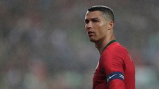 Portugalský kapitán Cristiano Ronaldo v pípravném duelu s Alírskem.