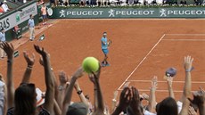Rafael Nadal slaví postup do čtvrtého kola Roland Garros.