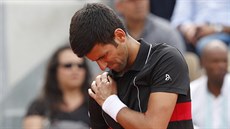 Tenistu Novaka Djokoviče trápil ve čtvrtfinále Roland Garros trapézový sval.