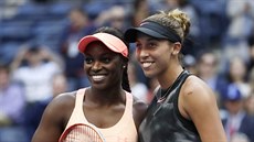 ÚSM�VY P�ED FINÁLE. Ameri�anky Sloane Stephensová a Madison Keysová (vpravo)...