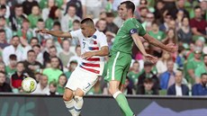 Americký fotbalista Bobby Wood zpracovává mí ped irským Johnem OSheam.