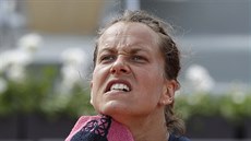 Barbora Strýcová používá ručník během čtvrtého kola Roland Garros.