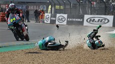 Jakub Kornfeil  v tíd Moto3 v Itálii projídí kolem Bastianiniho, který v...