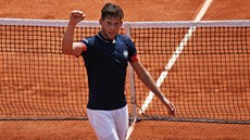 Dominic Thiem slaví výhru nad Marcem Cecchinatem v semifinále Roland Garros.