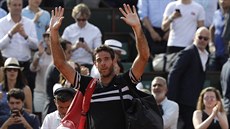 Juan Martín del Potro mává divákm po prohe v semifinále Roland Garros.