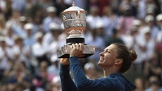 Simona Halepová zvedá pohár pro vítze Roland Garros