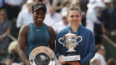 Simona Halepová (vpravo) vyhrála Roland Garros, ve finále porazila Sloane...