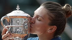 Simona Halepová líbá pohár pro vítězku Roland Garros. (9. června 2018)