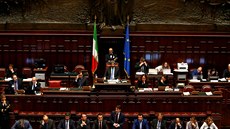 Italský premiér Giuseppe Conte (dole uprost�ed) mluví na svém prvním zasedání...