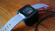 Hodinky Fitbit Versa v nabíjece