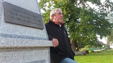 Patriot Franti�ek Tuhý u pomníku ve Vísce.