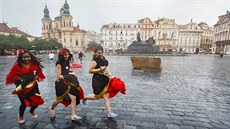 Silný dé v Praze na Staromstském námstí naruil i prvod romských hudebník...
