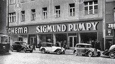 Praská prvorepubliková prodejna pumpaského kolosu z Lutína, za jeho rozvojem...