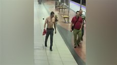 Trojice mu brutáln zbila mladíka v metru