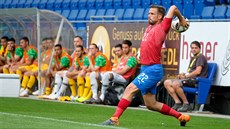 Český fotbalista Filip Novák při autovém vhazování během zápasu proti Austrálii.